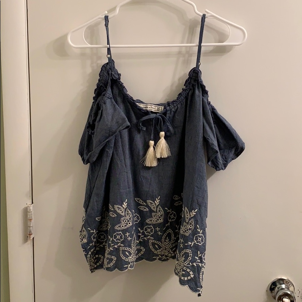 NWOT - Abercrombie & Fitch Cold Shoulder Top - Picture 2 of 4